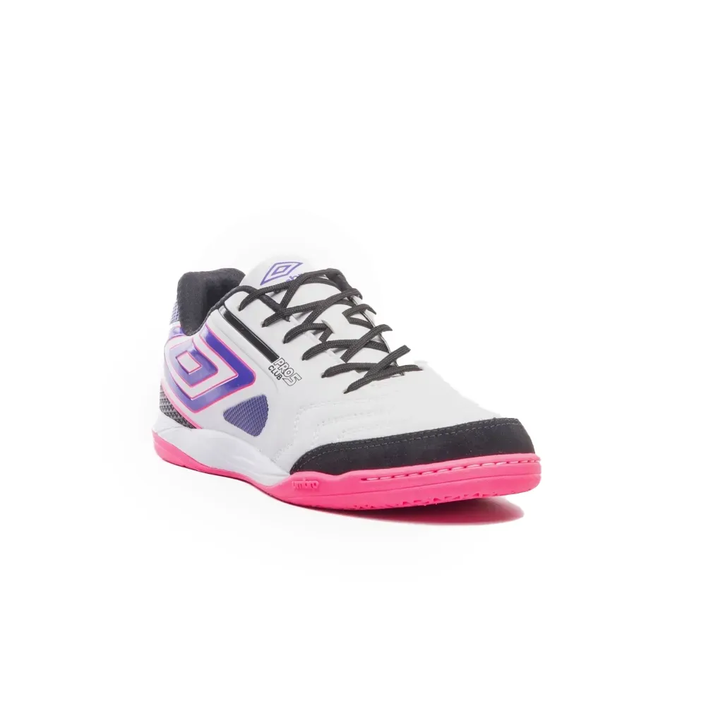 Chuteira Umbro Pro 5 Bump masculina branca destacando sola e fechamento em cadarço